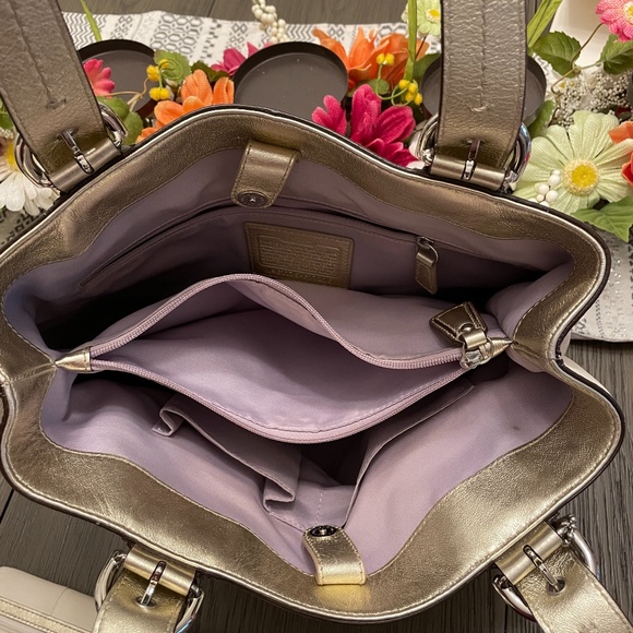 White Leather Coach Tote w/matching Wallet - Picture 6 of 11